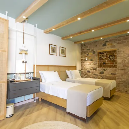 Otel Qara Ayvalı